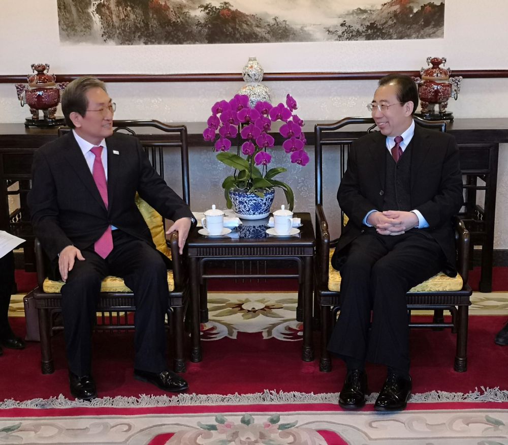 吳海龍會長會見韓國新任駐華大使盧英敏