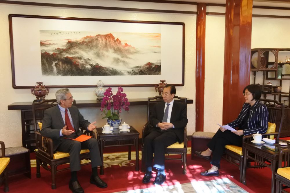 吳海龍會長會見南方中心新執行主任科雷亞