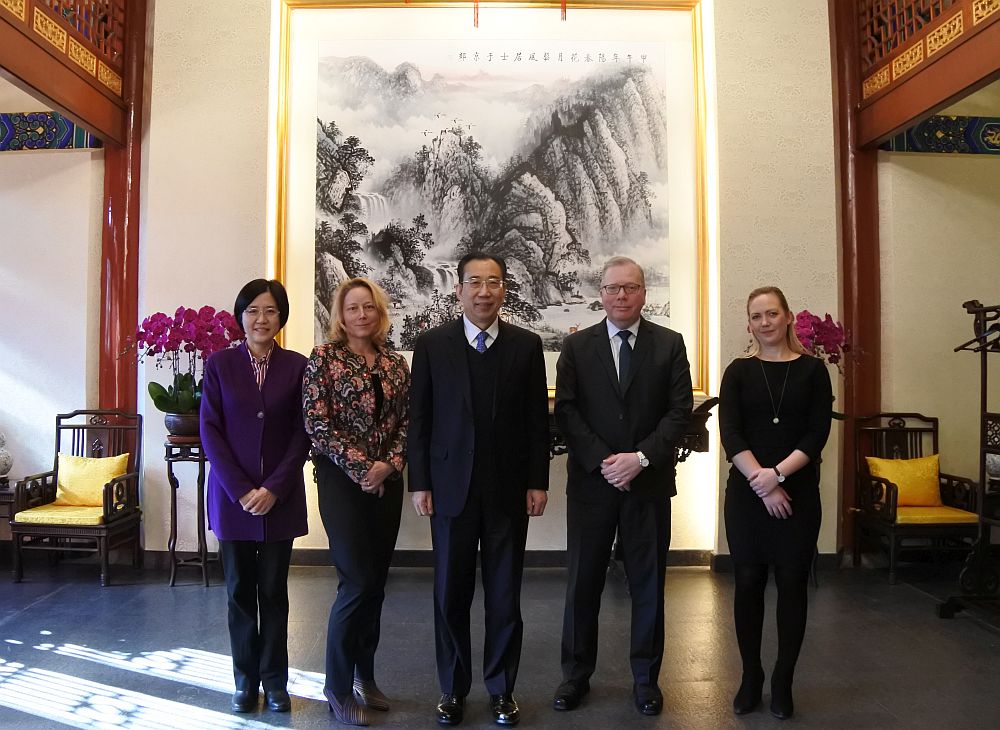 吳海龍會長會見聯合國駐華協調員羅世禮和聯合國開發計劃署駐華代表文靄潔
