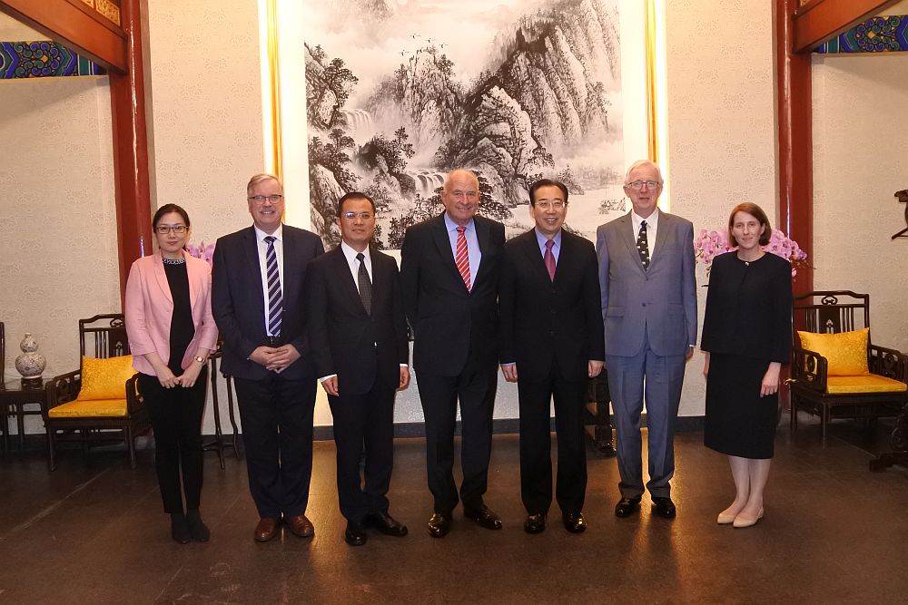吳海龍會長會見新中關系促進委員會主席麥金農