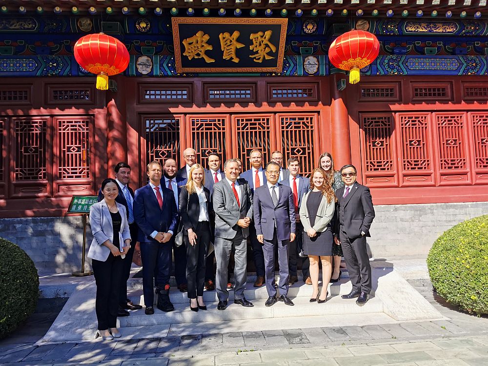美中跨太平基金會組織的美國會議員助手團訪華