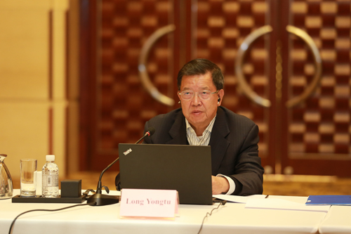 龍永圖出席三邊委員會視頻會議并發表主旨演講